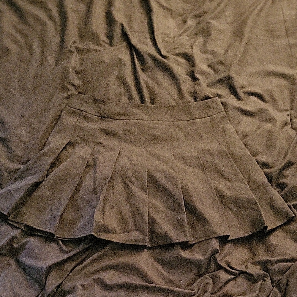 Stylish Black Pleated Skirt